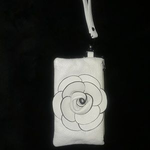 White flower outlined in mini bag